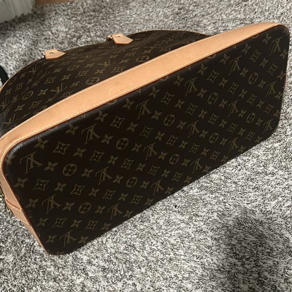 TRENDING Maxi Bags: Louis Vuitton Alma Voyage - Picture 16 of 16